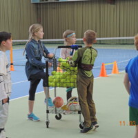 gemeinsames Tennisbälle sammeln