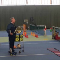 verschiedenste Übungen mit Ball und Schläger